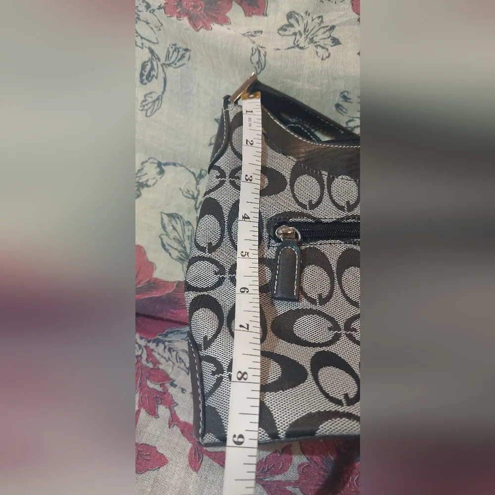 Black & White Signature-Print Shoulder Bag - Classic Monogram Style - Picture 4 of 10